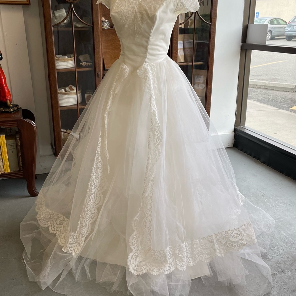 Elegant 1950s White Lace Wedding Dress